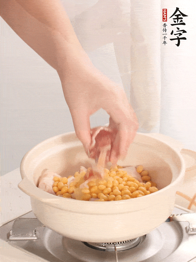 湯鍋放入豬蹄、姜片，加入黃豆、火腿，倒入足量的清水、適量料酒。