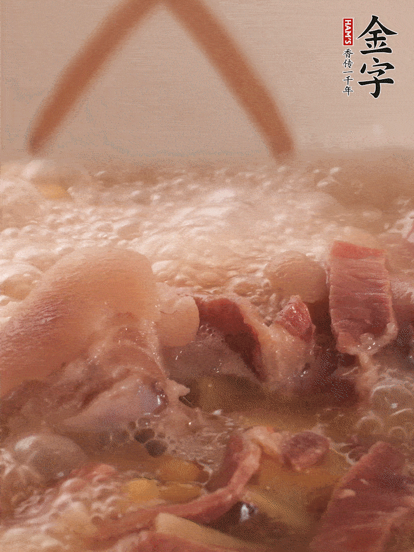 大火將水煮開后，蓋上鍋蓋，轉(zhuǎn)小火慢燉1個半小時。