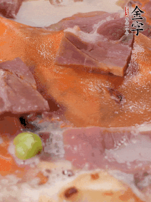 放適量料酒、清水煮到沸騰，再下蟹塊燜煮8分鐘。