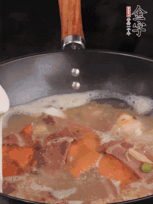 最后用面糊勾芡，燒至收汁，出鍋前撒點蔥段。