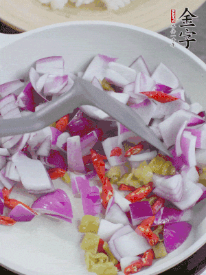 冷鍋熱油，下洋蔥、小米辣、泡椒，炒出香味。