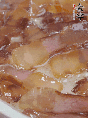 油5成熱，醬油肉煸香。