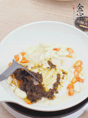 豬油下鍋，爆香蒜片、金字火腿XO醬。