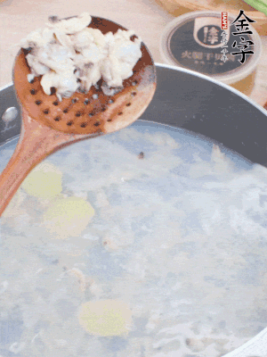 沸水下花蛤肉、姜片、料酒焯水。