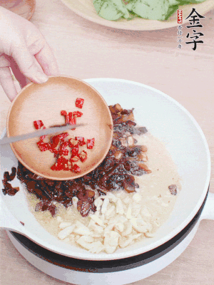 爆香蒜末、小米辣。