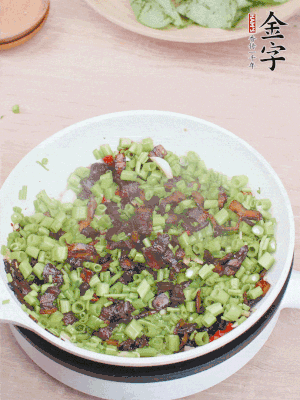 1勺生抽、1勺蠔油、1點點白糖調(diào)味。