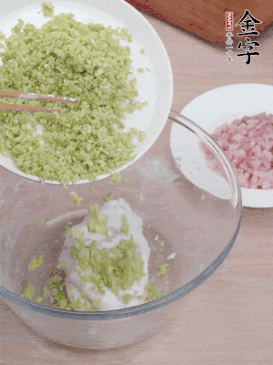 糯米粉邊揉邊加水，成團(tuán)后揉進(jìn)蠶豆、咸肉。