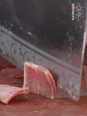 取金字火腿塊150g，切成薄片。生姜切片。