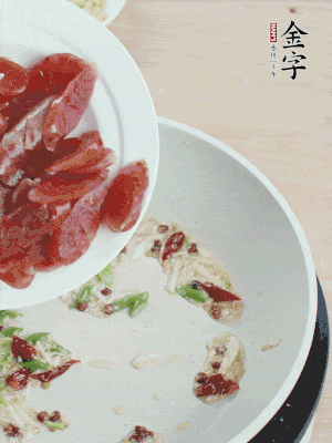 放香腸、苦瓜快速翻炒。