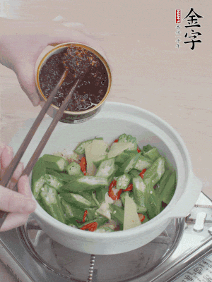 加1勺金字火腿干貝醬、1/2勺生抽攪拌均勻。