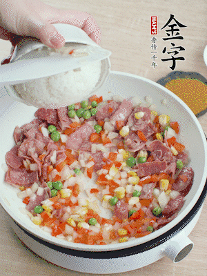 放米飯炒至顆粒分明。