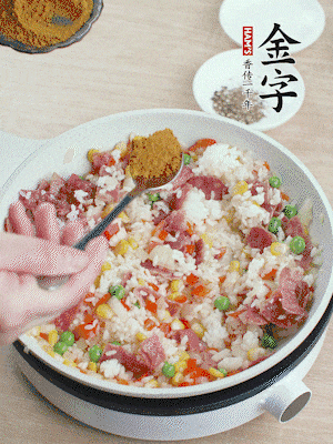 1勺咖喱粉、1/2勺鹽，少許黑胡椒碎炒均。