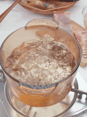 春筍切片焯水3分鐘，去除草酸澀味。