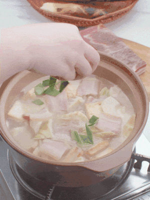 一小撮鹽、糖、雞精調(diào)味，最后撒點蒜葉點綴。