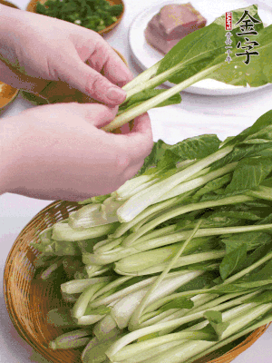 小青菜掰成一片片。
