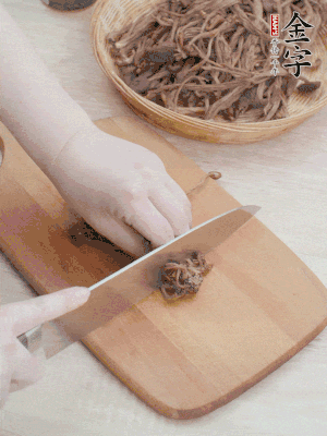 干茶樹菇浸泡過夜，去老根焯水，擠干水份。