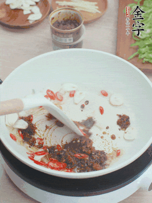 熱鍋涼油，姜蒜、辣椒、金字火腿xo醬炒香。