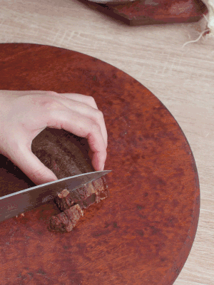 金字臘肉水煮15分鐘，切片。