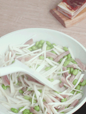 下茭白絲、青豆翻炒。