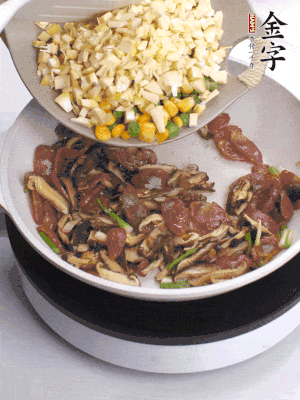 鍋里熱油，爆香蔥白，下香腸片炒至微微出油，加時蔬粒、香菇粒、春筍粒翻炒均勻。