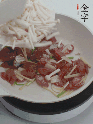 放白玉菇、青紅辣椒、雞蛋。