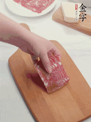 金字培根火腿改刀切小片；白洋蔥切?。恍迈r豌豆剝殼。