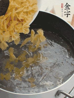 蝴蝶面加橄欖油煮熟；豌豆焯水30秒。