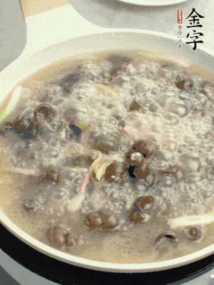 放辣椒，加一點(diǎn)鹽、糖，大火翻炒。