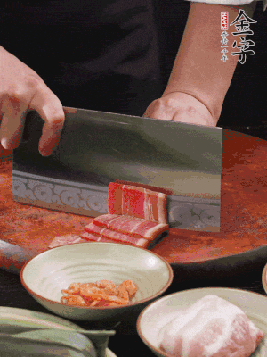 金字火腿上方切薄片，鮮五花肉切薄片。