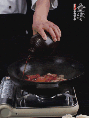 再下火腿片，淋少許黃酒添香。