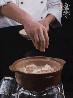 下蝦仁干，煮5分鐘。撒蒜葉，煮1分鐘。