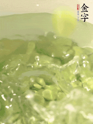 新鮮蠶豆熱水焯水30秒，然后浸入涼水。