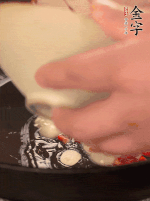 豬油潤(rùn)鍋，下辣椒、大蒜、火腿片煸香。