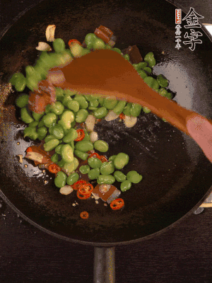 再下蠶豆煸炒，加1勺料酒調(diào)味。