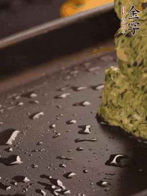 熱鍋擦一下油，下面糊攤平。