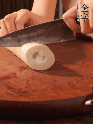 春筍去殼切滾刀塊，焯水備用。