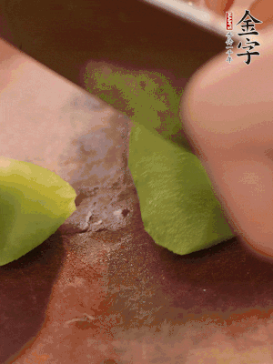 萵筍切滾刀塊。