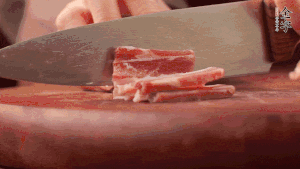 200g金字淡咸肉、100g冬筍、100g香干分別切細(xì)丁。