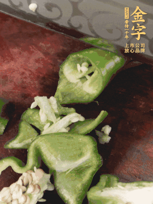 辣椒洗凈斜切成段，蒜切片。