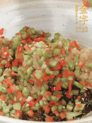 XO醬、蒜蓉醬、青紅椒粒攪拌成醬料。