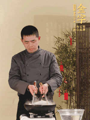 整只土雞冷水下鍋，加蔥姜、料酒焯水，撈出后用溫水清洗干凈。