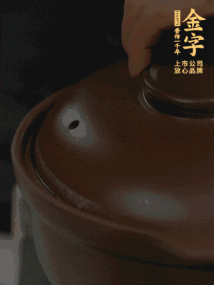 雞、火腿、姜片一起放入砂鍋中，大火轉(zhuǎn)小火燉2小時(shí)。