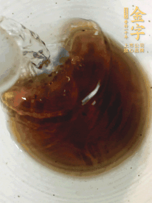 黃酒中加清水、蒸魚(yú)豉油、白砂糖混合均勻。