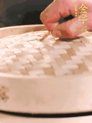 醬鴨半只加姜片、蔥、黃酒上鍋蒸20分鐘。