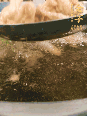 金字小酥肉熱油入鍋，炸3-4分鐘，炸到金黃酥脆。