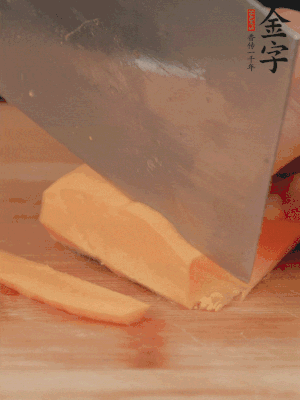 南瓜改刀切片，把蒸好的火腿鋪到南瓜上。