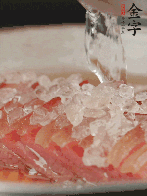 依舊放上冰糖100g、黃酒100g、水200g，鍋中再蒸15分鐘。