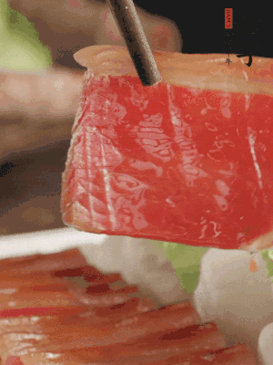 吃的時(shí)候，把薄片火腿放入荷葉夾中就可以了。