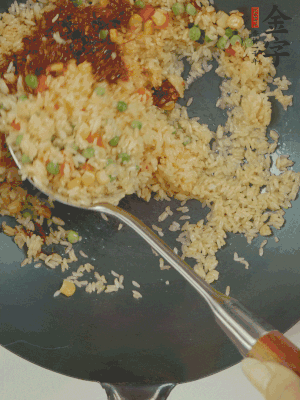 翻炒熟后，加金字火腿XO醬。