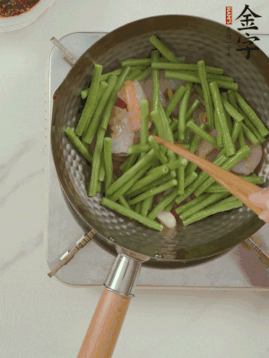 下掰好的缸豆段翻炒，略燜煮。
